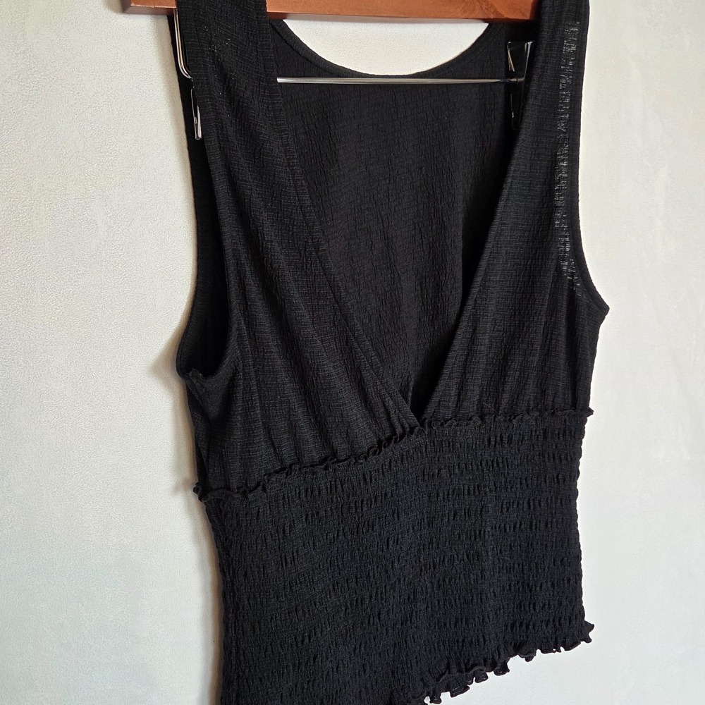 NWT Kimchi Blue Smocked Black Medium Tank Top Textured Reversible Front To Back - Picture 1 of 10